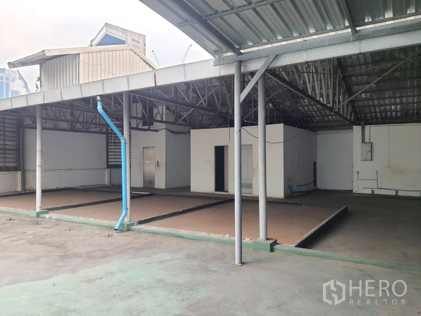 อาคารพาณิชย์ ให้เช่าในKhlong Toei, Bangkok - ลานกึ่งเอาต์ดอร์มีหลังคาโลหะ แท่นยก และงานระบบไฟน้ำในตึกแถวกรุงเทพฯ