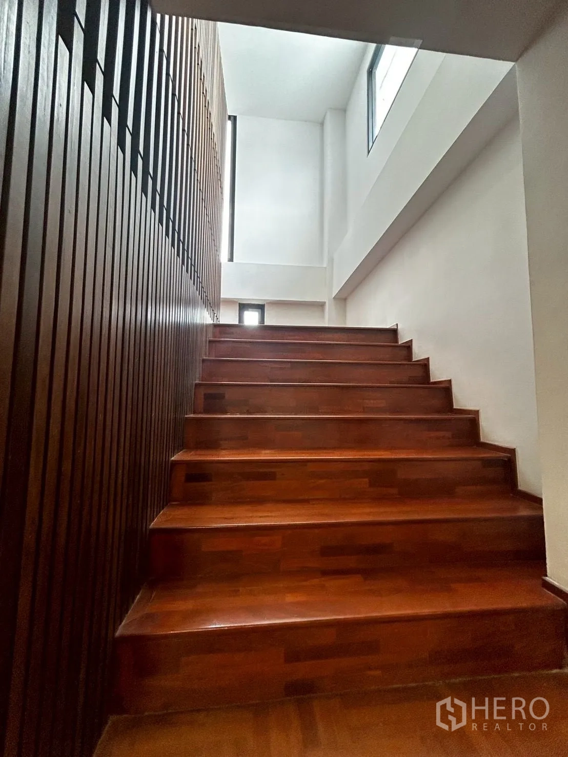โชว์รูม for rent or sale in Bang Phli, Samut Prakan - บันไดไม้แผ่นหนา ผนังซี่ตั้ง และช่องแสงสูง