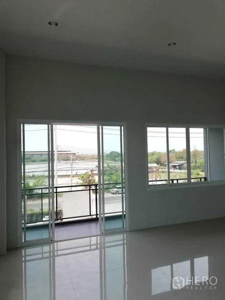 Warehouse for rent in Mueang Samut Sakhon, Samut Sakhon - Upper-floor office with sliding doors to a balcony and broad roadside windows.