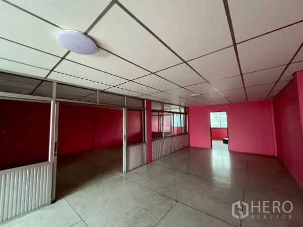 อาคารพาณิชย์ ให้เช่าในWatthana, Bangkok - พื้นที่ออฟฟิศขนาดใหญ่ กั้นห้องหลายยูนิตพื้นกระเบื้อง