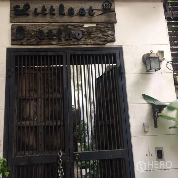 บ้าน ให้เช่าในSathon, Bangkok - ประตูเหล็กแบบรัสติกพร้อมป้ายไม้ที่ทางเข้าบ้านอย่างปลอดภัย