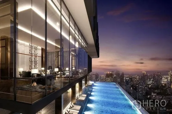 คอนโด ให้เช่าในRatchathewi, Bangkok - สระว่ายน้ำอินฟินิตี้พร้อมเลาจน์ผนังกระจก มุมมองเส้นขอบฟ้ายามค่ำ บนดาดฟ้า The Address Siam