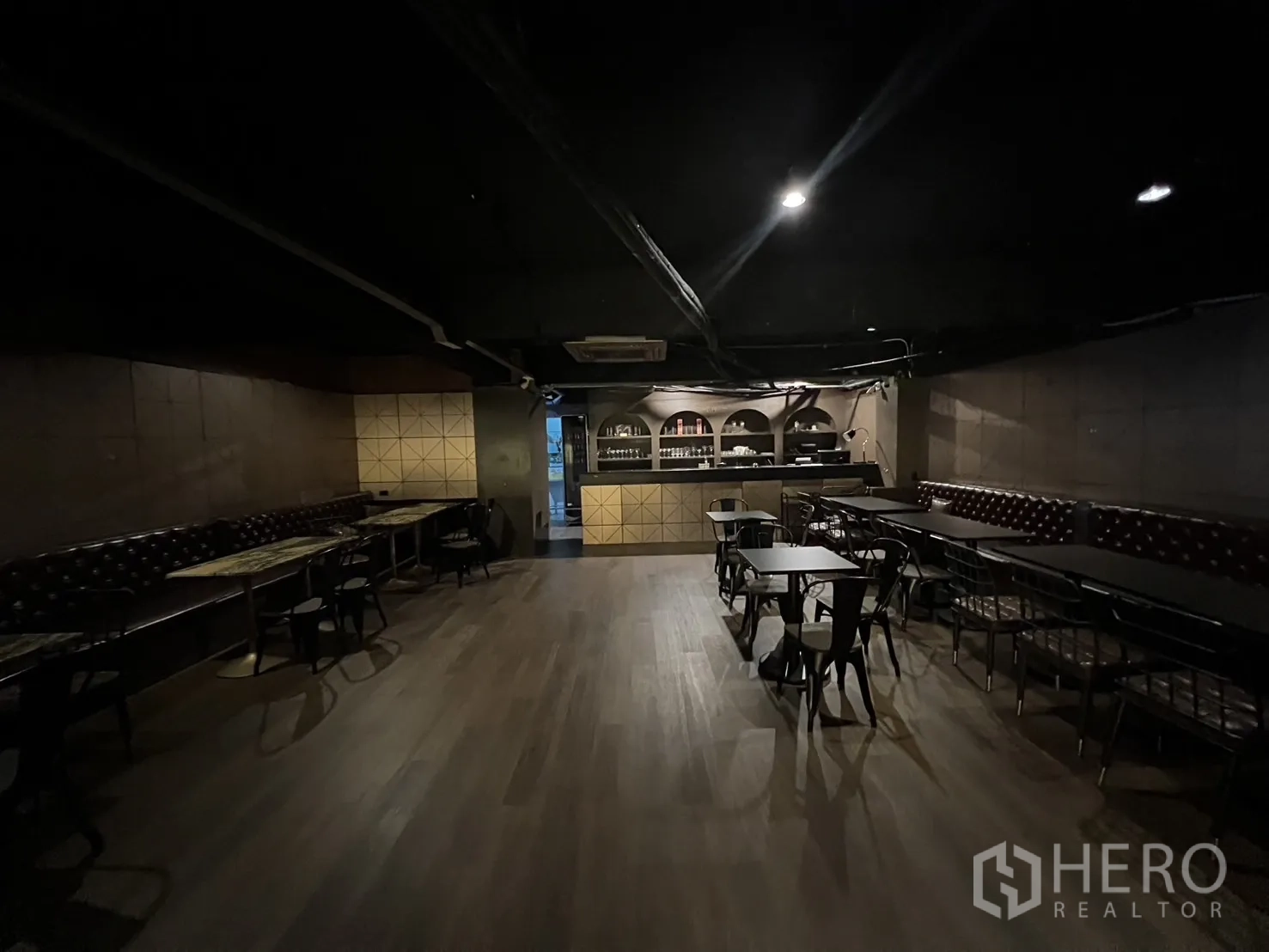 零售空间 出租在Watthana, Bangkok - 宽敞用餐厅，卡座与远端吧台