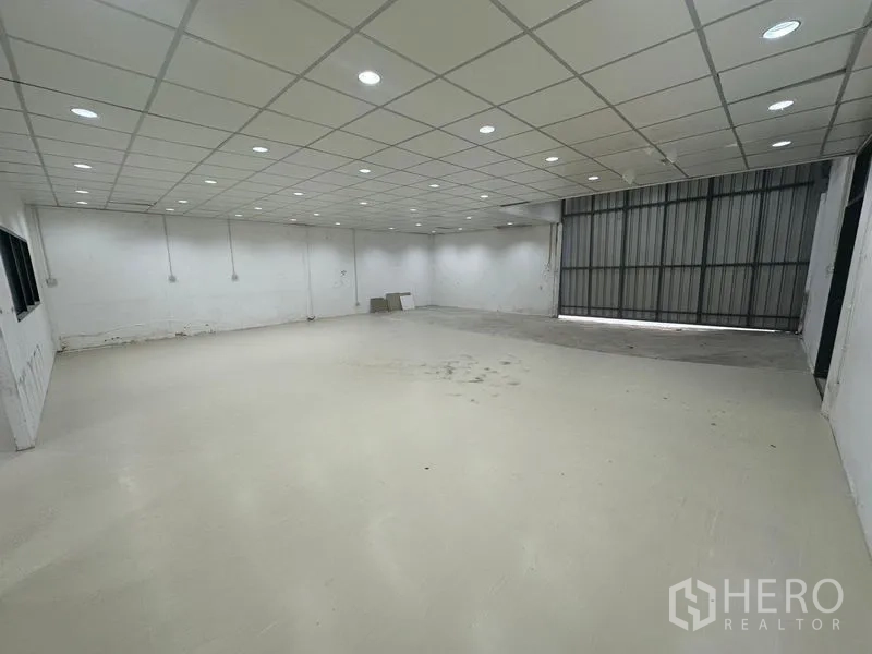 คลังสินค้า ให้เช่าในSaphan Sung, Bangkok - พื้นโกดังกว้างพร้อมประตูม้วนสำหรับโหลดสินค้าและไฟเพดาน