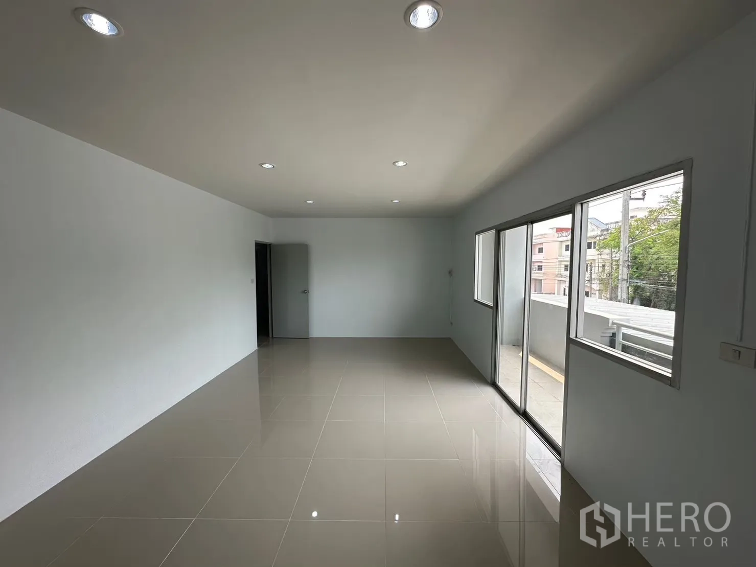 โรงงาน for rent in Bang Bua Thong, Nonthaburi - ห้องสำนักงานชั้นบนพื้นกระเบื้องเงาพร้อมประตูกระจกบานเลื่อนออกระเบียง
