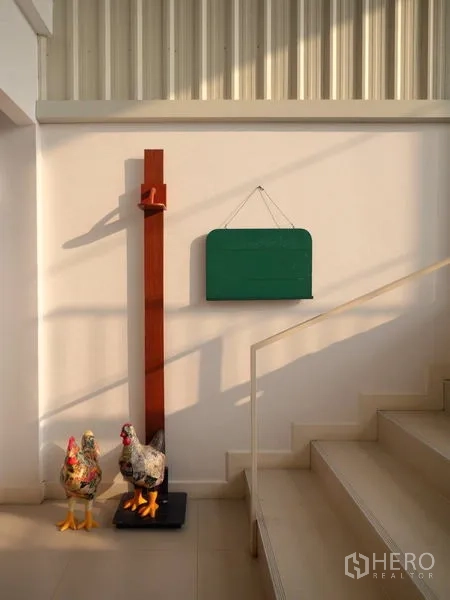 ทาวน์เฮาส์ ให้เช่าในKhlong Toei, Bangkok - ชานบันไดมินิมอล แสงธรรมชาติส่องถึง และของตกแต่งร่วมสมัยในทาวน์เฮ้าส์พระโขนง