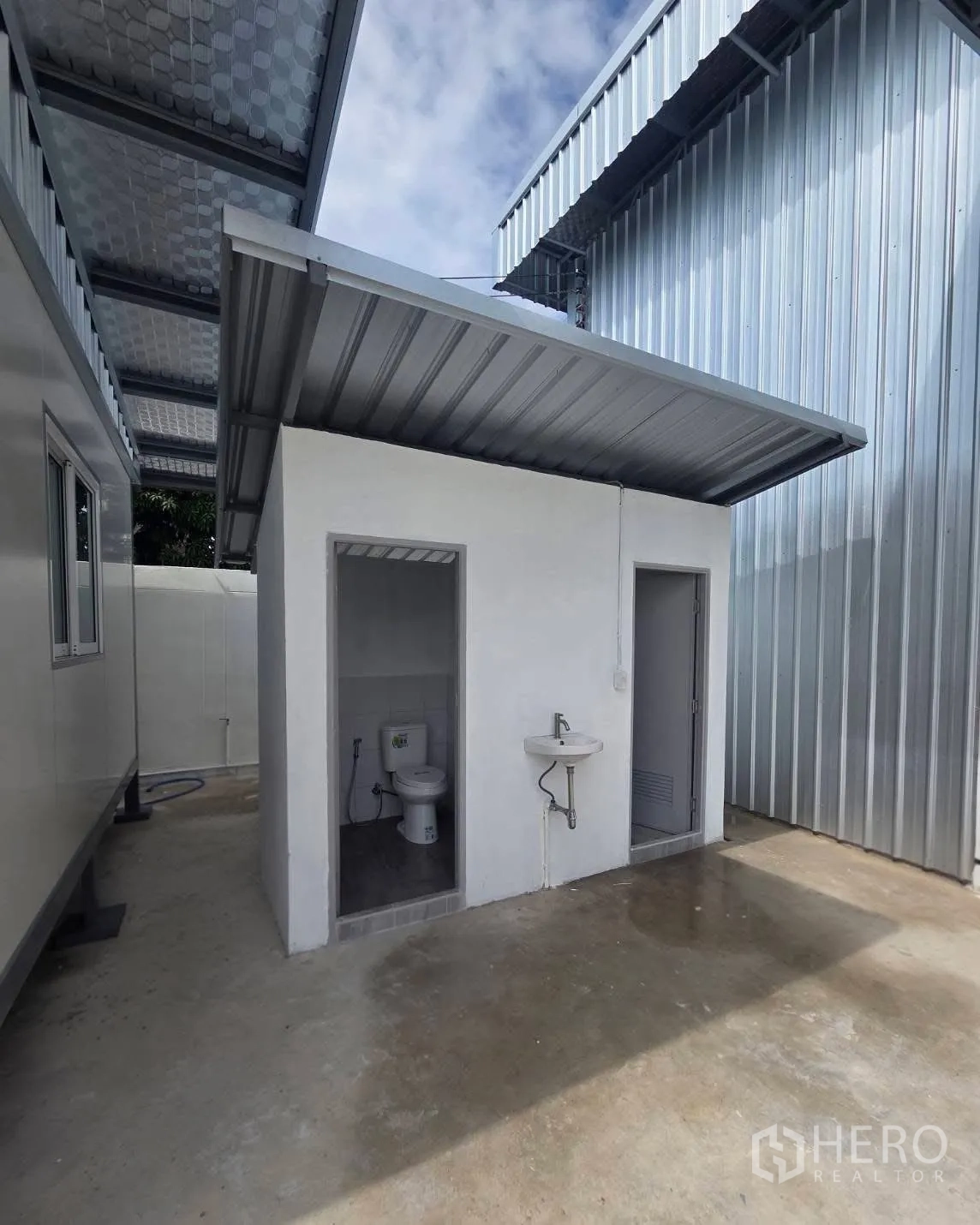 โรงงาน for rent in Mueang Samut Prakan, Samut Prakan - อาคารห้องน้ำแยกพร้อมโถสุขภัณฑ์และอ่างล้างมือ มีชายคากันฝน