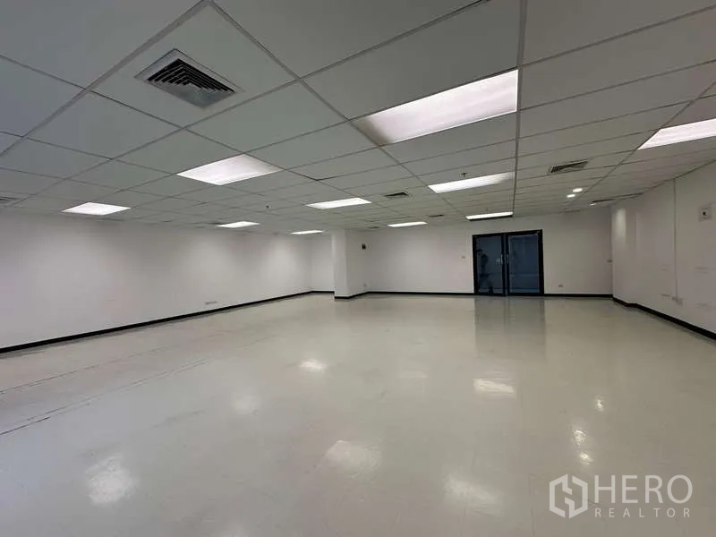 办公空间 出租 - 巴吞旺区118平方米开放式办公室，吊顶、LED照明、中央空调出风口与玻璃入口门。