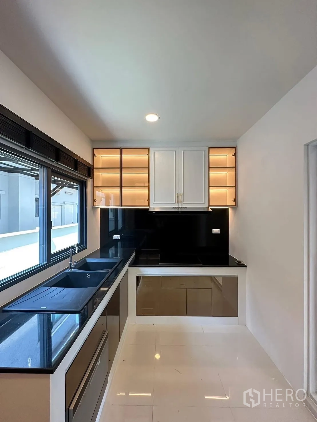 บ้านเดี่ยว for rent in Bang Phli, Samut Prakan - ครัวรูปตัวแอล เคาน์เตอร์หินสีดำ อ่างล้างจาน และตู้ลอยไฟส่องสว่าง