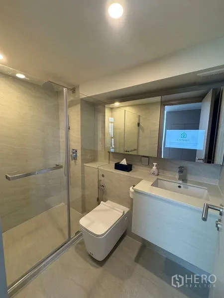 公寓 出租在Ratchathewi, Bangkok - 第二卫浴，玻璃淋浴间、镜柜与现代配件。