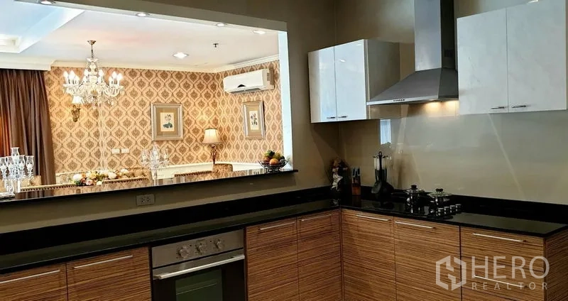 อพาร์ทเมนท์ ให้เช่าในWatthana, Bangkok - ครัวรูปตัว U ทันสมัย มีเตา อบ และช่องเสิร์ฟเชื่อมกับห้องกินข้าว