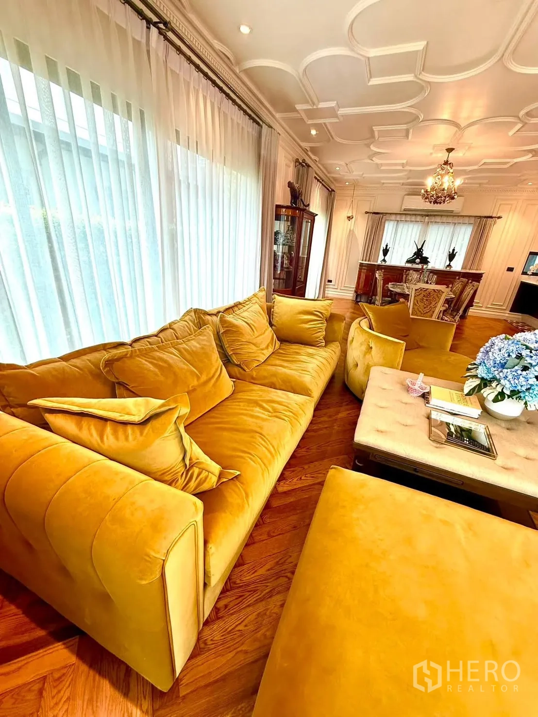 บ้านเดี่ยว for rent in Bang Kapi, Bangkok - พื้นที่นั่งเล่นสว่าง โซฟาสีเหลืองมัสตาร์ดและผ้าม่านยาว.