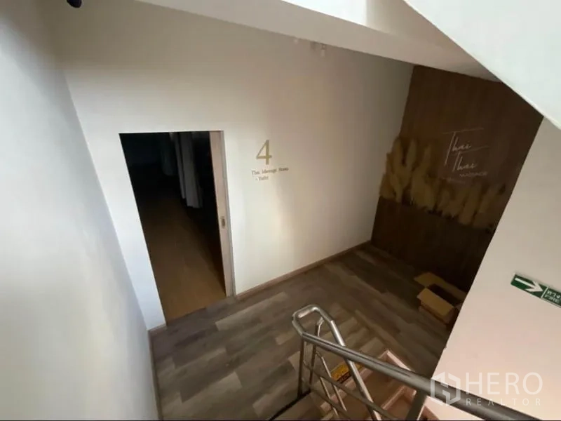 อาคารพาณิชย์ ให้เช่าในKhlong Toei, Bangkok - ชานบันไดเชื่อมห้องนวดไทย พร้อมผนังตกแต่งลายไม้