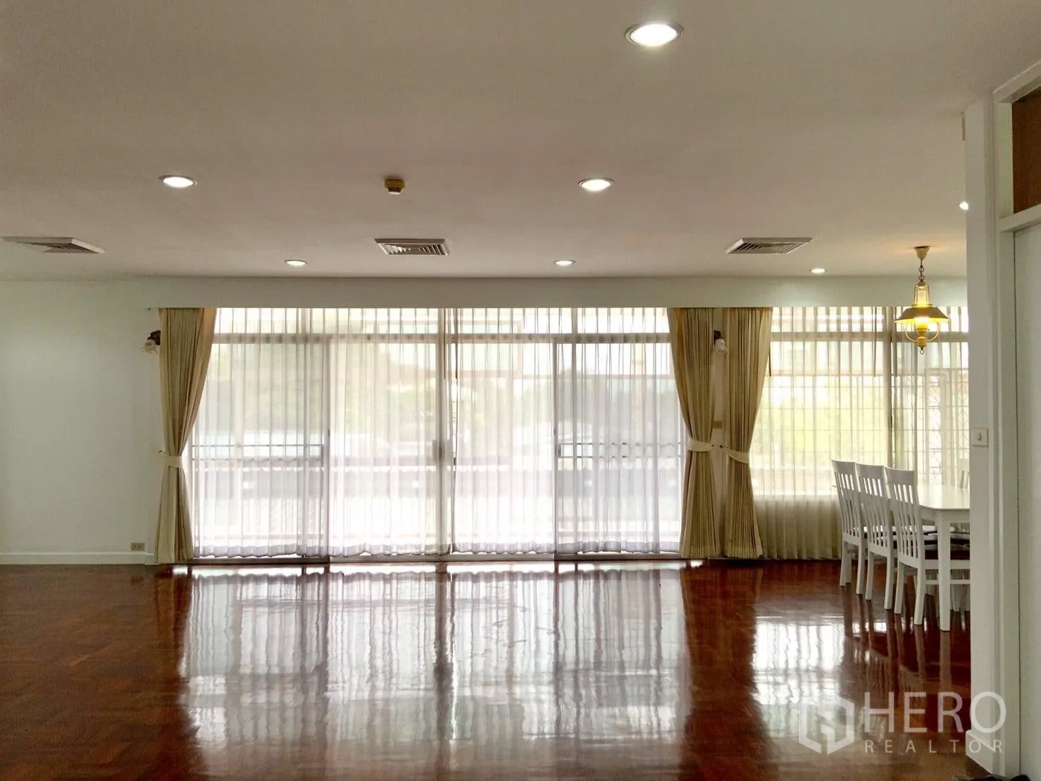 คอนโด ให้เช่าในWatthana, Bangkok - พื้นที่นั่งเล่น–รับประทานอาหาร ผนังกระจกเต็มแนวพร้อมม่านโปร่ง