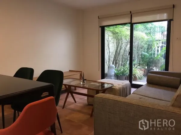 ทาวน์เฮาส์ ให้เช่าในKhlong Toei, Bangkok - ห้องนั่งเล่นประตูกระจกบานเลื่อน เปิดสู่สวนระเบียงเขียวร่มรื่น