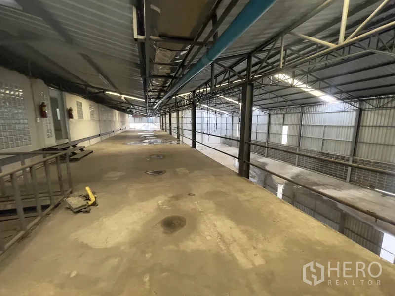 货栈 出租在Prawet, Bangkok - 金属屋顶下的夹层通道，外露管线