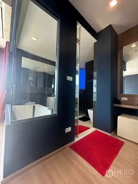 คอนโด ขายในPhaya Thai, Bangkok - โถงห้องน้ำสมัยใหม่ ผนังกระจก อ่างล้างหน้า และพรมแดง