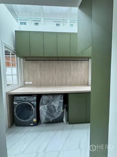 Detached House for rent - Kitchen alternate view with sliding glass door and built-in storage