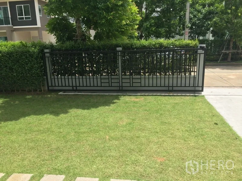 บ้าน ให้เช่าในKhlong Luang, Pathum Thani - สนามหญ้าหน้าบ้าน พร้อมรั้วเหล็กและแนวพุ่มไม้