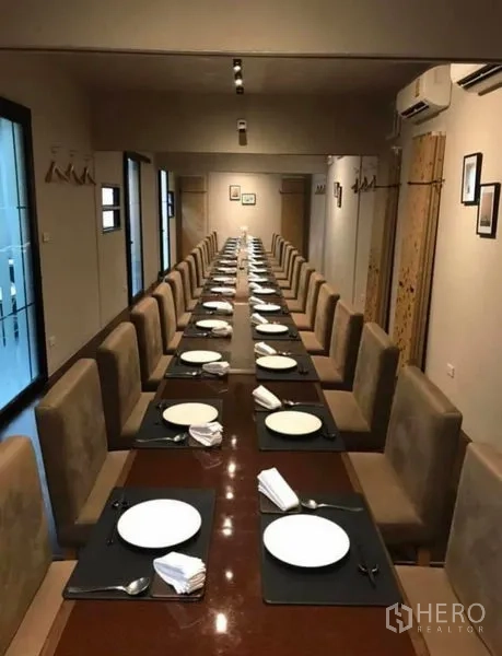 พื้นที่ขายปลีก ให้เช่าในKhlong Toei, Bangkok - ห้องจัดเลี้ยงยาว จัดโต๊ะจานช้อนและเก้าอี้บุผ้าเรียบร้อย