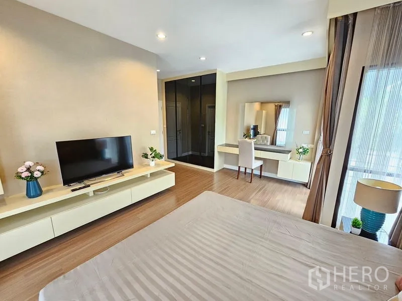 Detached House for rent in Prawet, Bangkok - Master bedroom with TV console, wardrobe, and dressing table.