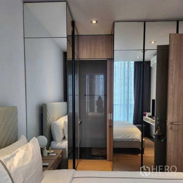 公寓 出租 - 卧室配镜面衣柜，玻璃推拉门连接浴室。