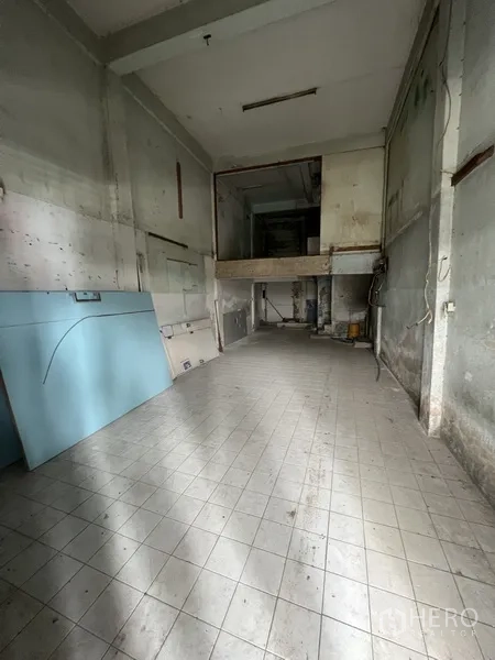 อาคารพาณิชย์ ให้เช่าในKhlong Toei, Bangkok - พื้นที่ชั้นล่างปูกระเบื้อง เพดานสูง มีชานลอยของอาคารพาณิชย์ เหมาะปรับปรุง