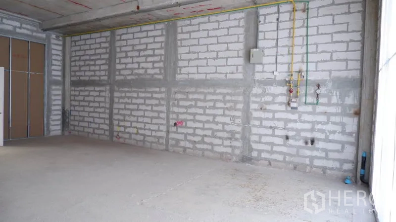 พื้นที่ขายปลีก ให้เช่าในKhlong Toei, Bangkok - ผนังระบบสาธารณูปโภค มีตู้ไฟ ท่อแก๊ส น้ำ และจุดรอระบบต่าง ๆ ในพื้นที่.