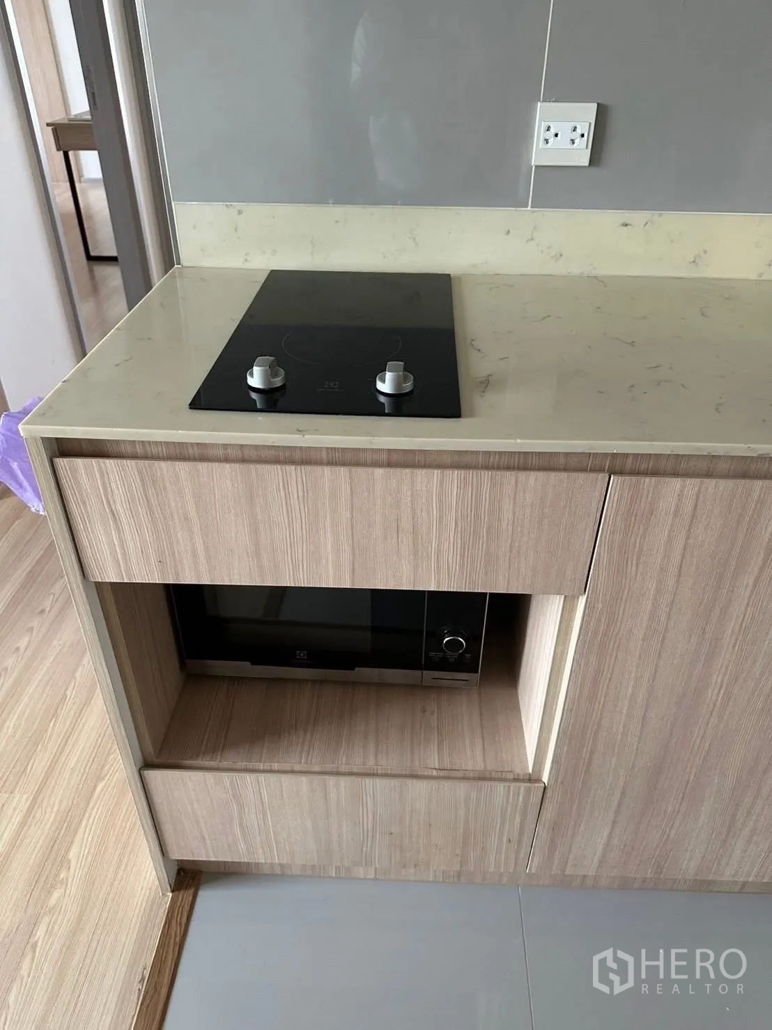 คอนโด ให้เช่าในChatuchak, Bangkok - ครัวยุโรปท็อปหิน เตาไฟฟ้า และไมโครเวฟบิลท์อิน