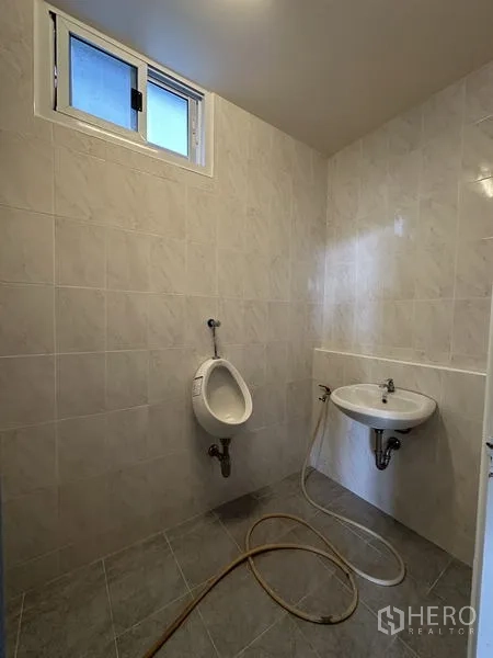 คลังสินค้า ให้เช่าในBang Kapi, Bangkok - ห้องน้ำปูกระเบื้องสะอาด มีหน้าต่าง โถปัสสาวะ และอ่างล้างหน้าแบบติดผนัง