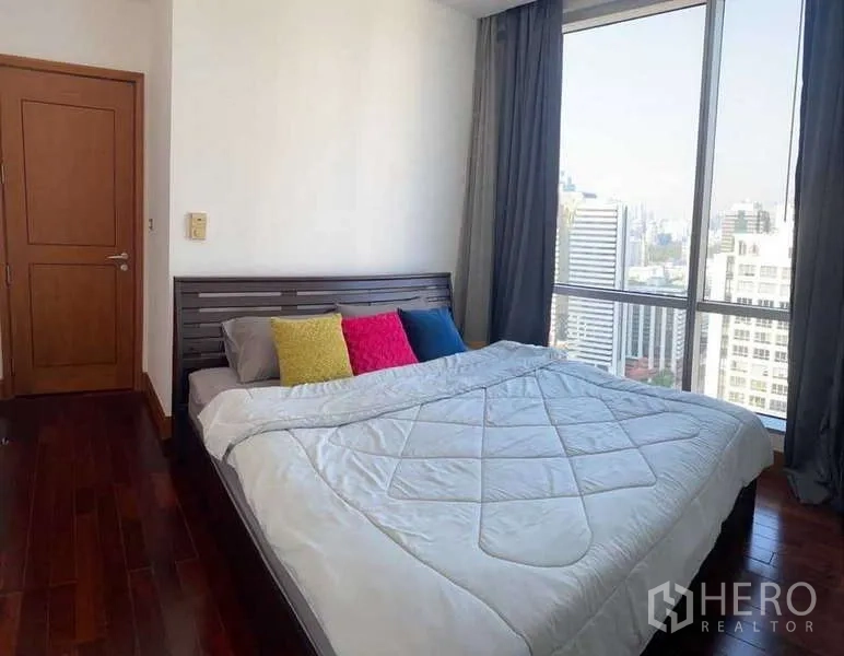 คอนโด ขายในSathon, Bangkok - ห้องนอนหลัก เตียงคิงไซซ์ พร้อมวิวพาโนราม่ากลางวันจากหน้าต่างบานใหญ่.