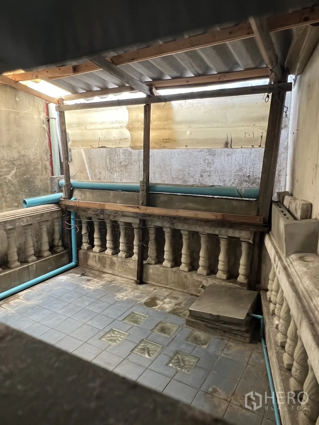 อาคารพาณิชย์ ให้เช่าในKhlong Toei, Bangkok - ระเบียงหลังบ้านสำหรับงานยูทิลิตี้ มีราวระเบียง หลังคาบางส่วน และท่อระบายน้ำ.