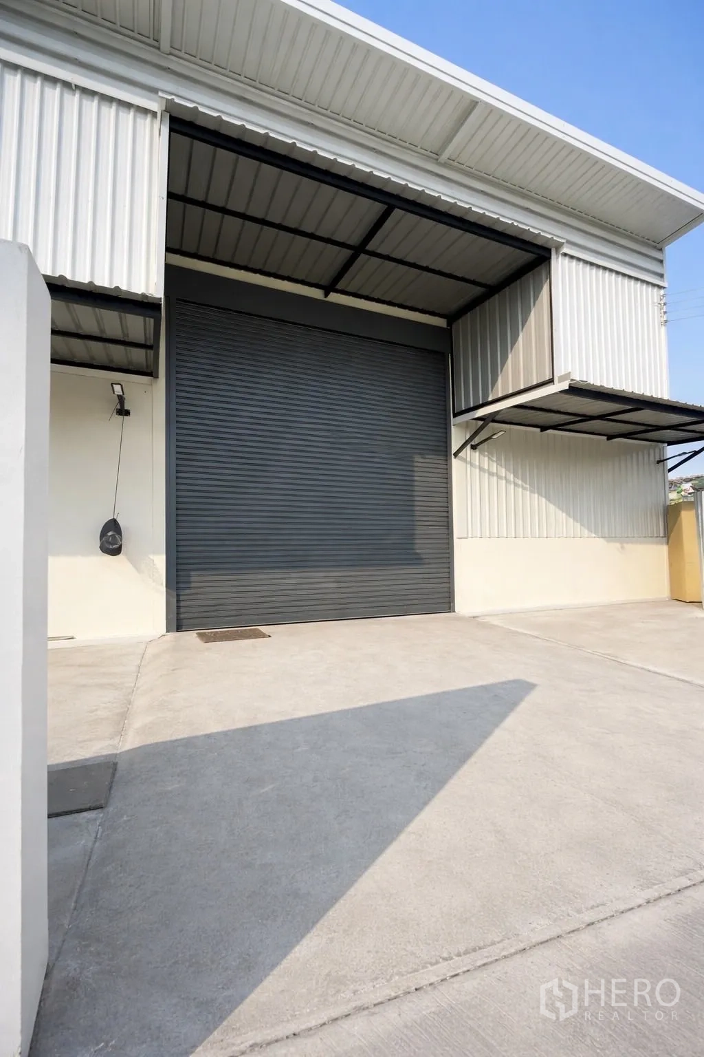 仓库 for rent in Prawet, Bangkok - 带顶装卸区与超大卷闸门的装卸平台。