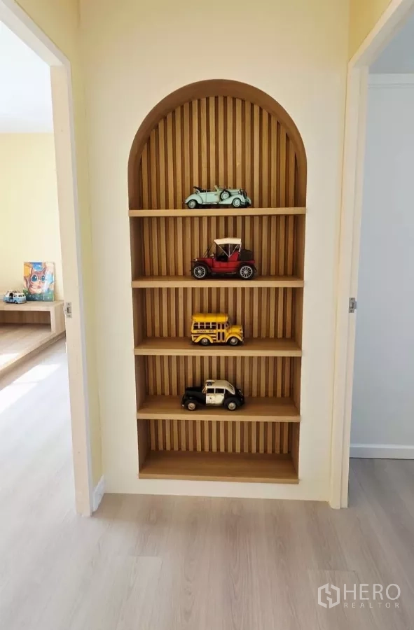 Townhouse for rent in Bang Bo, Samut Prakan - Upstairs hallway with arched built-in wooden display shelves.