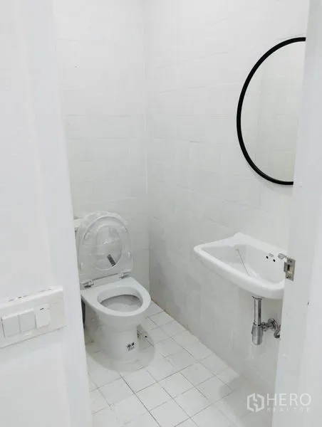 สำนักงานที่บ้าน ให้เช่าในKhlong Toei, Bangkok - ห้องน้ำรับแขกขนาดกะทัดรัด มีอ่างล้างหน้าติดผนัง กระจกทรงกลม และโถสุขภัณฑ์