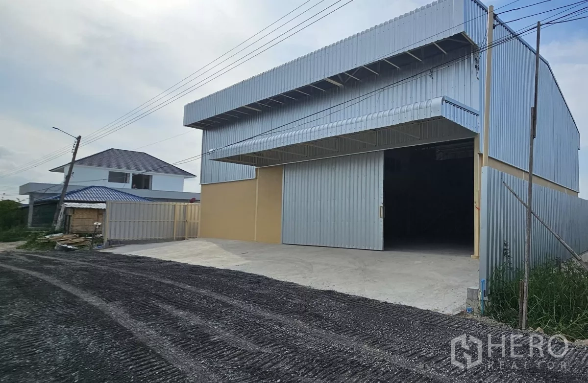 คลังสินค้า ให้เช่าในLat Krabang, Bangkok - ด้านหน้าโกดังประตูบานเลื่อนขนาดใหญ่ ทางเท้าคอนกรีตสำหรับรถบรรทุก