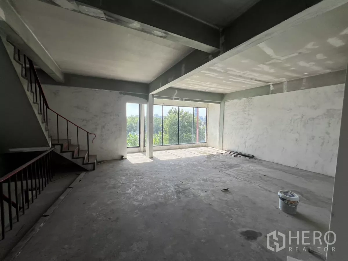 店屋 出售在Suan Luang, Bangkok - 角落落地窗空间，望见运河与树木。