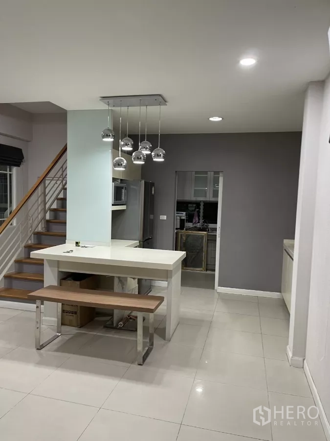 บ้าน ให้เช่าในBang Kapi, Bangkok - ไอส์แลนด์ครัวสีขาวพร้อมม้านั่ง เชื่อมต่อไปยังแพนทรี