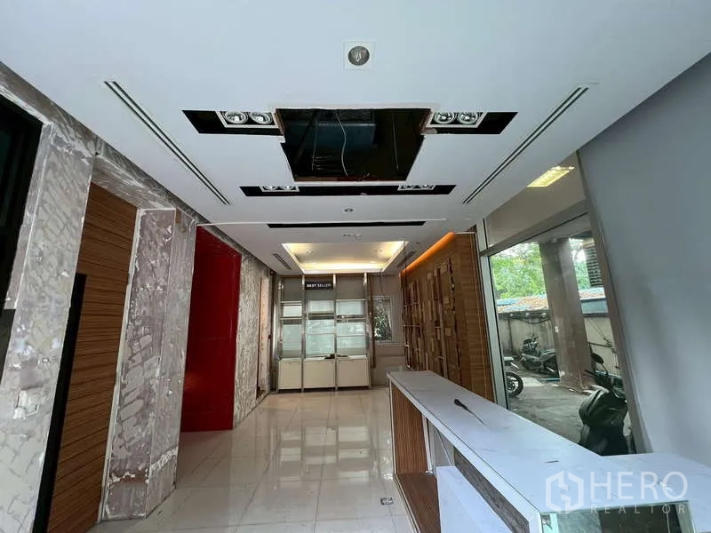 สำนักงาน ให้เช่าในWatthana, Bangkok - โถงชั้นล่างปูกระเบื้อง ฝ้าเพดานซ่อนระบบ พร้อมเคาน์เตอร์ต้อนรับยาว