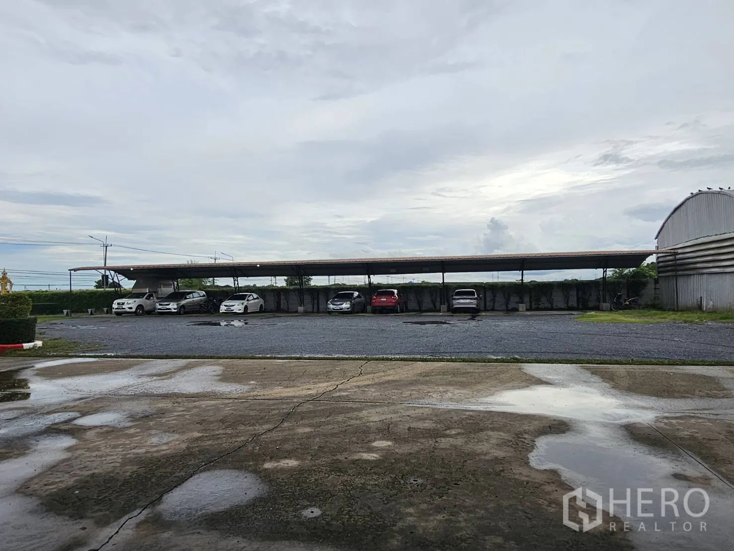 คลังสินค้า ให้เช่าในLam Luk Ka, Pathum Thani - ที่จอดรถมีหลังคาพร้อมที่จอดหลายคันข้างลานโรยหิน