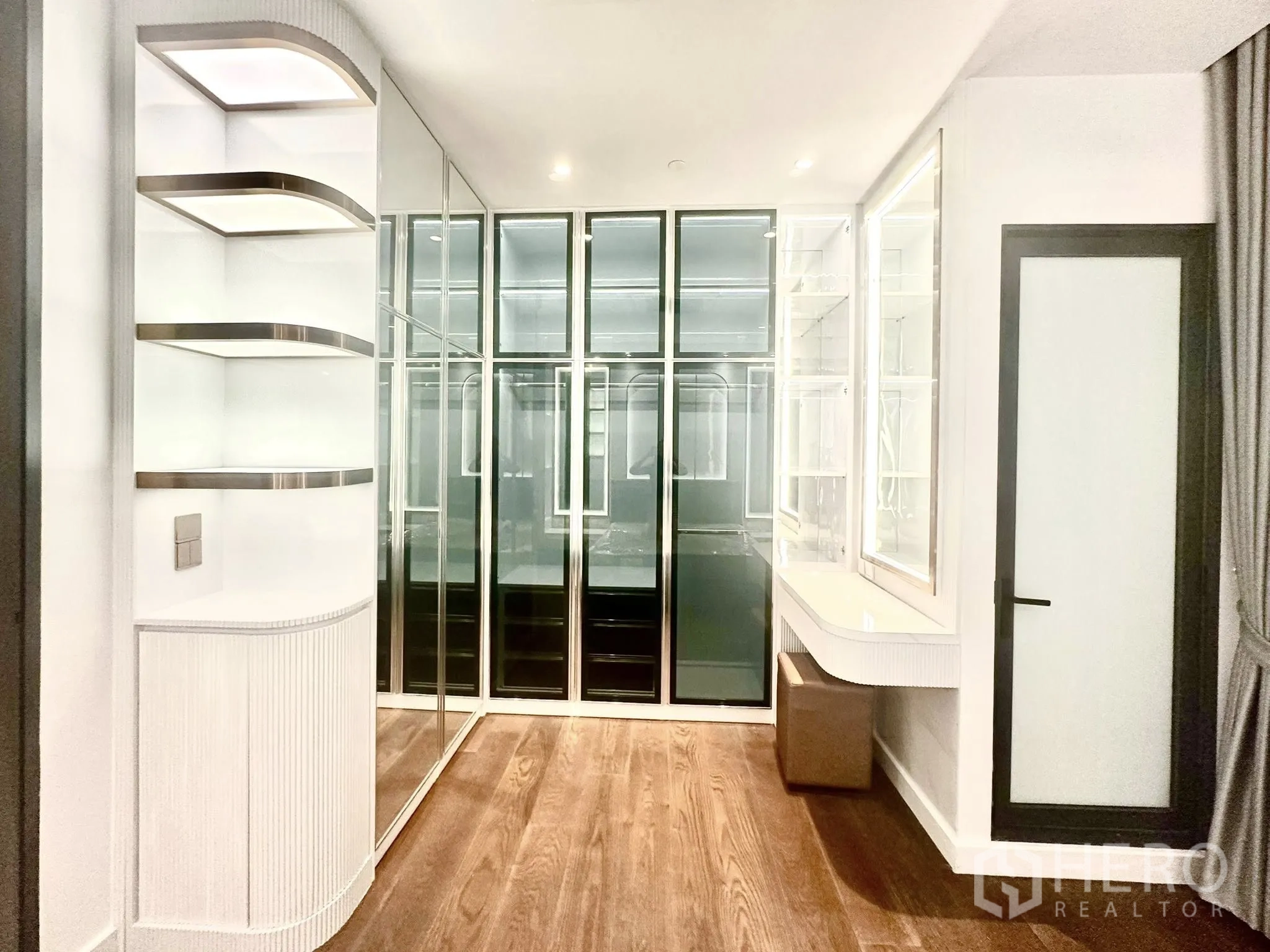 คอนโด for rent in Sathon, Bangkok - ชั้นโชว์มุมห้องและตู้เสื้อผ้าบานเลื่อนกระจกในห้องแต่งตัวสว่าง