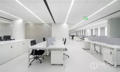 สำนักงาน ให้เช่าในChatuchak, Bangkok - พื้นที่ทำงานแนวคอร์ริดอร์สไตล์มินิมอล ไฟเส้น และโต๊ะสีขาว