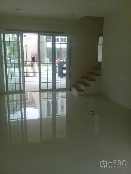 สำนักงานที่บ้าน ให้เช่าในBang Na, Bangkok - พื้นที่ชั้นล่างสว่าง ปูพื้นกระเบื้องเงา ประตูกระจกบานเลื่อนขนาดใหญ่และบันไดขึ้นชั้นบน