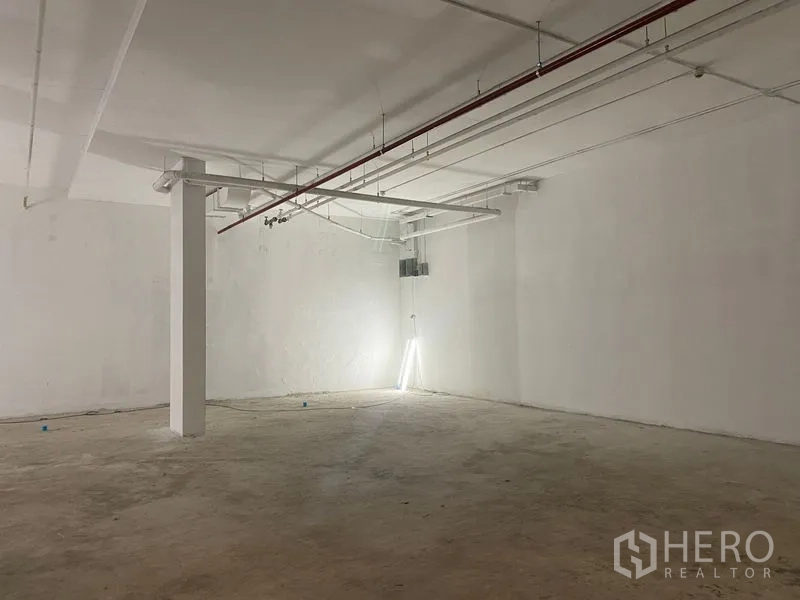 พื้นที่ขายปลีก ให้เช่า - พื้นที่ค้าปลีกโถงโล่ง เพดานสูง เดินท่อและระบบต่างๆ โชว์แนวอุตสาหกรรม พร้อมเสา
