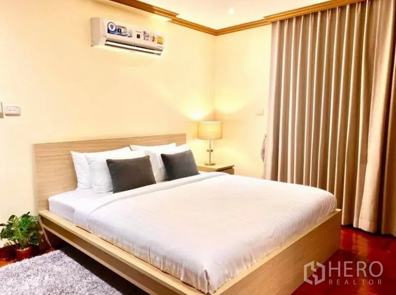 คอนโด ให้เช่าในKhlong Toei, Bangkok - ห้องนอนมาสเตอร์สว่าง เตียงคิงไซส์ โคมไฟข้างเตียง และผ้าม่านเต็มบาน