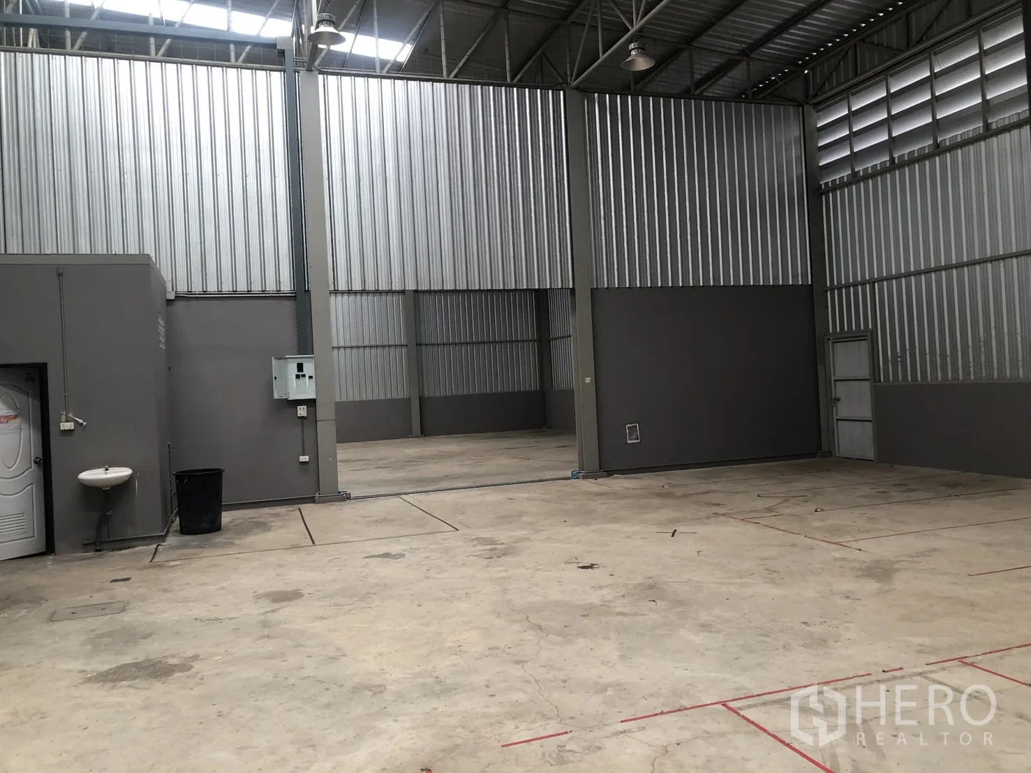 โกดัง for rent in Phra Samut Chedi, Samut Prakan - ภายในโกดังพื้นคอนกรีต หลังคาเหล็กสูง พร้อมอ่างล้างมือและห้องกั้น
