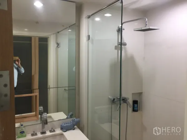 คอนโด ให้เช่าในWatthana, Bangkok - ห้องน้ำสมัยใหม่พร้อมตู้กระจกอาบน้ำแบบเรนชาวเวอร์และอ่างล้างหน้า
