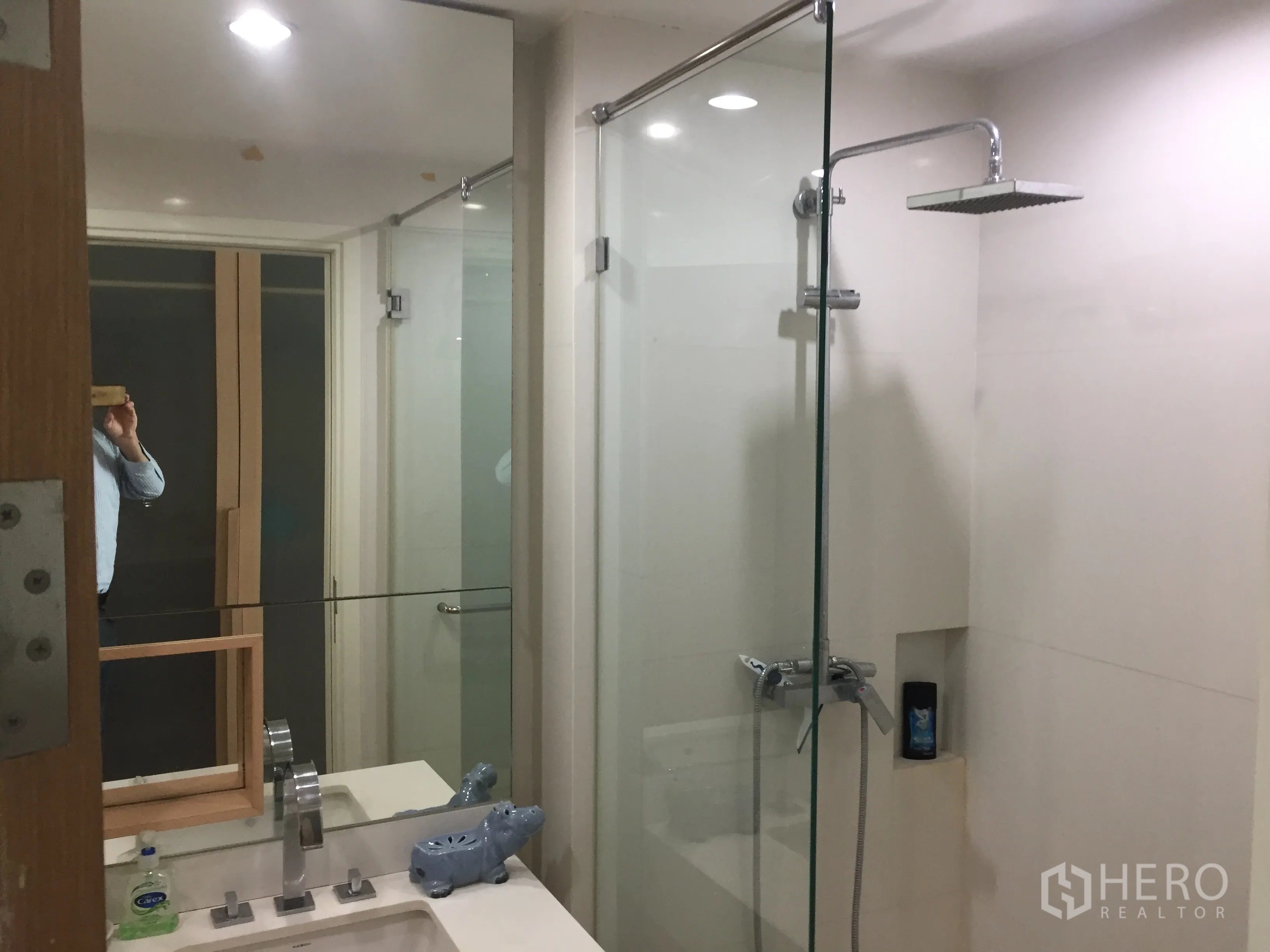 คอนโด ให้เช่าในWatthana, Bangkok - ห้องน้ำสมัยใหม่พร้อมตู้กระจกอาบน้ำแบบเรนชาวเวอร์และอ่างล้างหน้า