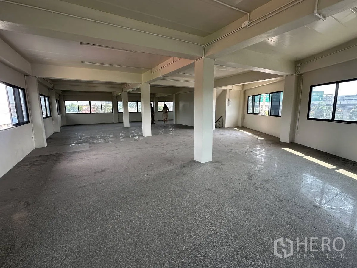 สำนักงานที่บ้าน ให้เช่าในTaling Chan, Bangkok - ชั้นออฟฟิศโล่งขนาดใหญ่ มีหน้าต่างรอบด้านและเสาค้ำโครงสร้าง ปรับผังได้ยืดหยุ่น
