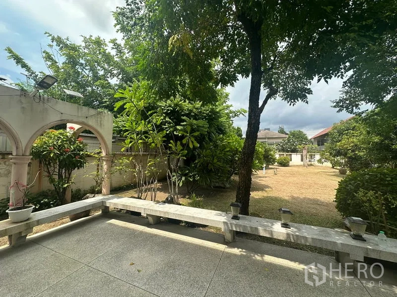 บ้าน ขายในPhra Khanong, Bangkok - ลานนั่งเล่นร่มรื่น มีม้านั่งคอนกรีต ซุ้มโค้ง และต้นไม้เขียว